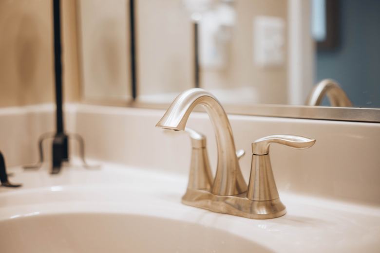 Robinet de salle de bain sur un lavabo